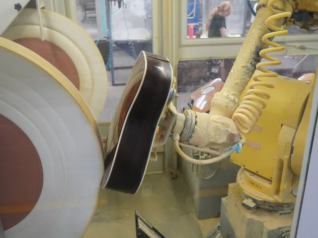 Ipari robotkar munka közben egy gyártósoron
