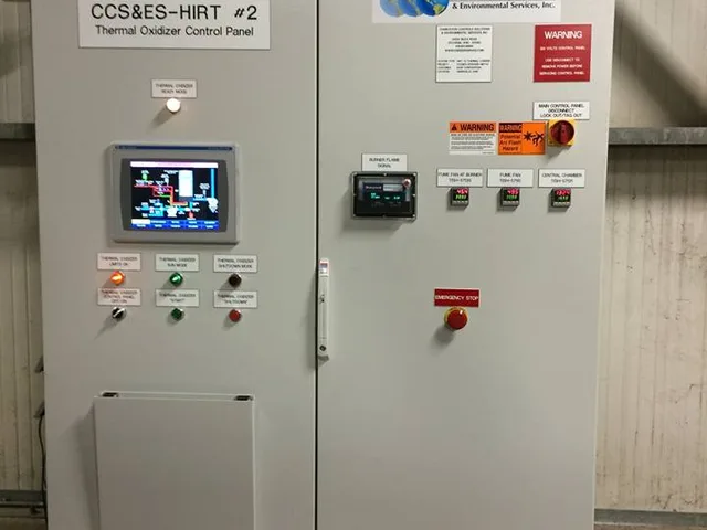 Vezérlőszekrény HMI kijelzővel és vészleállító gombbal